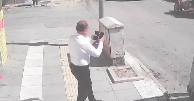 Freni patlayan hafriyat kamyonunun 10 aracı biçtiği feci kaza kamerada VİDEO İZLE