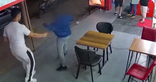 Esenyurt esnafını canından bezdirdi: Alkollü şahsın bıçaklı saldırı girişimi kamerada VİDEO İZLE