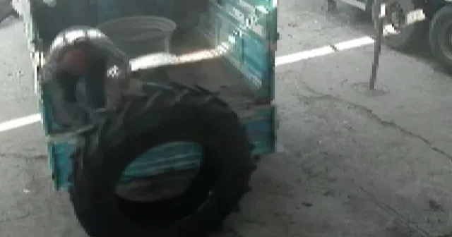 Siirt te kamyon lastiği bomba gibi patladı: O anlar kamerada VİDEO İZLE