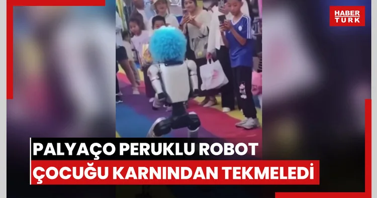 Palyaço peruklu robot çocuğu karnından tekmeledi