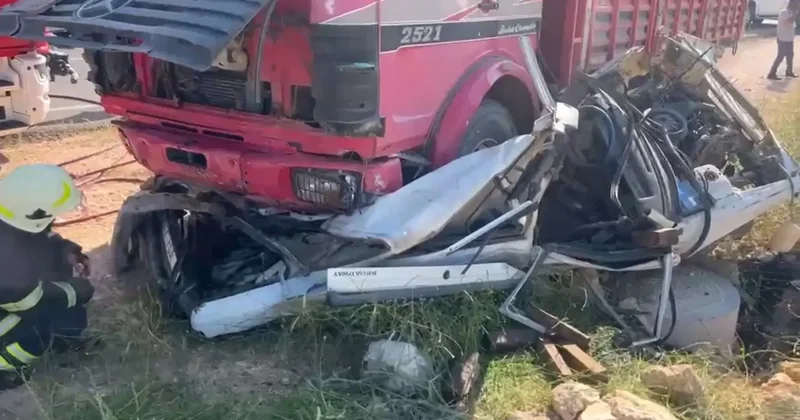 Korkunç kaza: Otomobil kamyonun altına girdi! Ölüler var