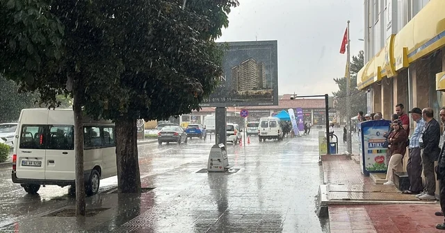 Çorum da aniden bastıran sağanak vatandaşlara zor anlar yaşattı Çorum Haberleri