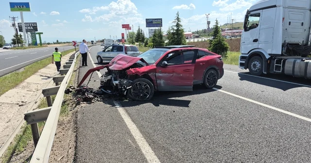 Ankara Eskişehir kara yolunda 3 aracın karıştığı trafik kazası Bir otomobil şarampole uçtu, kaza maddi hasarla atlatıldı Eskişehir Haberleri