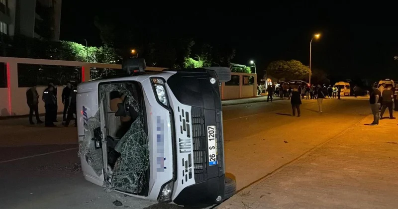 Eskişehir de servis aracı devrildi: 7 yaralı