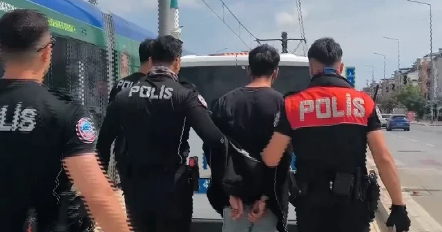 Polisi görünce kaçmak istedi: 34 dosyadan 23 yıl hapis cezası ile arandığı ortaya çıktı VİDEO İZLE
