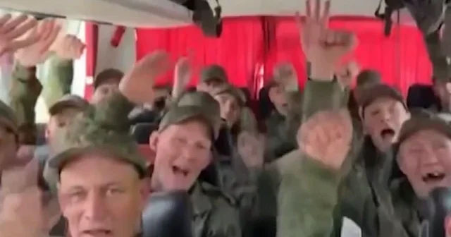 Rusya ve Ukrayna arasında dev takas: 370 askeri personel ülkelerine döndü VİDEO İZLE