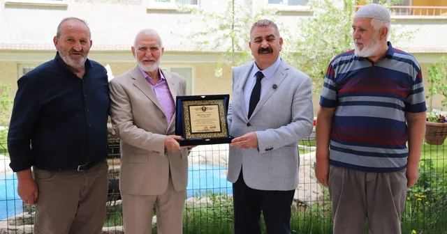 Başkan Sunar dan çevre duyarlılığına Örnek Site plaketi Başkan Sunar, temizliği ve düzeniyle dikkat çeken siteyi üdüllendirdi Erzurum Haberleri
