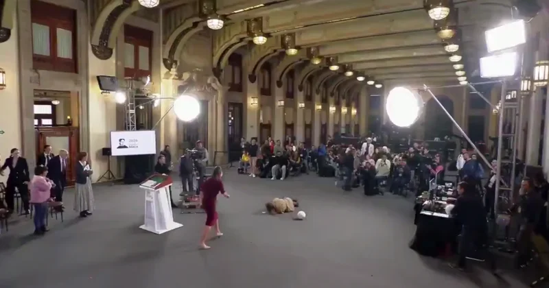 Başbakan ın attığı toğu tutmak isteyen muhabir, kendini yere attı Sözcü Gazetesi