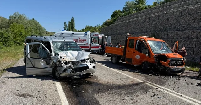 Niğde de hafif ticari araç ile kamyonet çarpıştı, 6 kişi yaralandı Niğde Haberleri