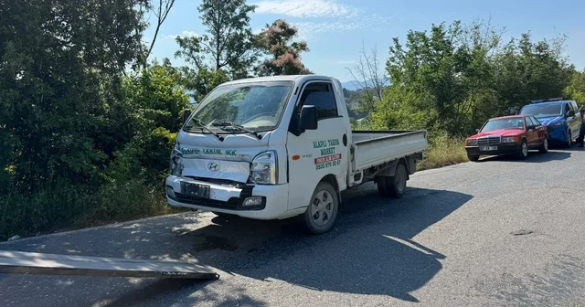 Freni boşalan kamyonet tarım aracına çarptı: 1 yaralı Zonguldak Haberleri