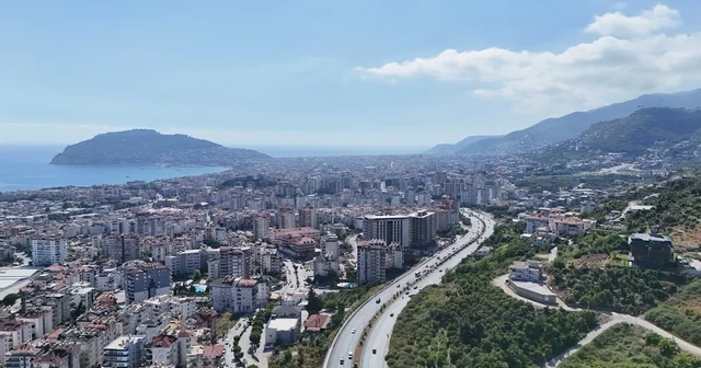 24 ilçede nüfusuyla ilk sırada olan Alanya ilçesinde il olma beklentisi İl olması beklenen ilçeler tekrar gündeme geldi, liste başı ilçede heyecan yaşandı ALTSO Başkanı Erdem: Alanya nın il olması bölgeyi rahatlatacak Antalya Haberleri