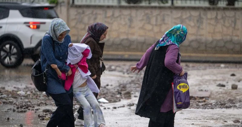 Ankara yı sağanak vurdu! Bakanlık tan 5 il için uyarı Son dakika haberleri