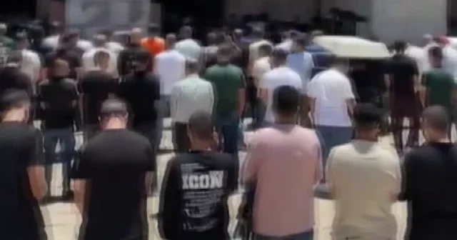 İsrail in tüm engellemelerine rağmen 60 bin Filistinli Mescid i Aksa’da saf tuttu VİDEO İZLE