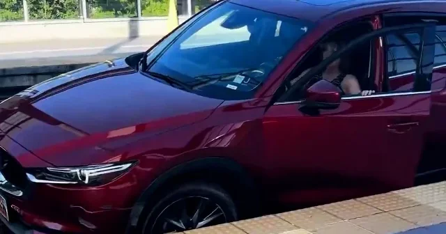 Navigasyon az daha felakete sebep oluyordu: Konumu takip eden sürücü tren yoluna girdi VİDEO İZLE