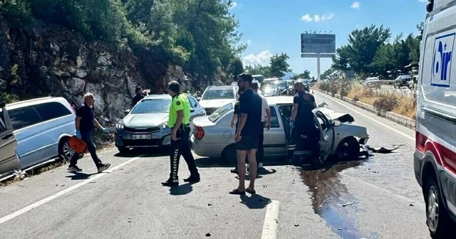 Bodrum da otomobil ile minibüs çarpıştı: 6 yaralı Muğla Haberleri