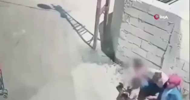 Van’da sokakta oynayan çocuğa saldırı: O anlar kamerada