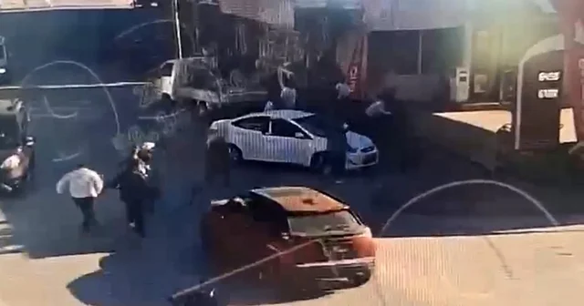 Trafikte Önüne bak dedi, ortalık savaş alanına döndü: 6 kişi tutuklandı Sürücüye çok sayıda kişinin saldırdığı darp anı kameraya yansıdı Bursa Haberleri
