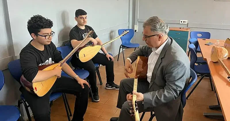 Engel tanımayan öğretmen, bağlamayla öğrencilerine ilham oluyor