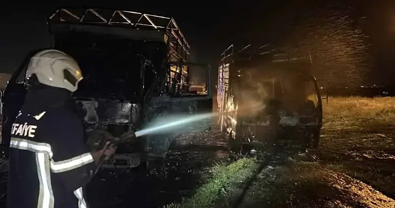 Kayseri de kundaklandığı iddia edilen 2 kamyon yandı