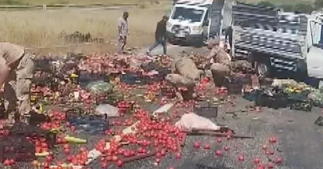 Lastiği patlayan kamyonetin yükü yola saçıldı: Dağılan malzemeleri jandarma topladı VİDEO İZLE