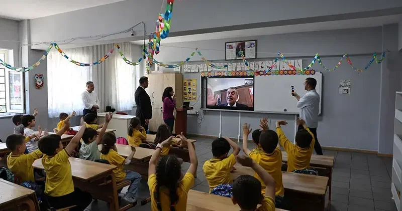 Bakan Tekin den okuma yazma öğrenen 1 inci sınıf öğrencilerine tebrik telefonu