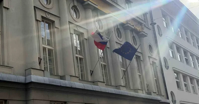 Slovenya’da İsrail yanlısı yeni hükümet, göreve gelir gelmez Filistin bayrağını indirdi