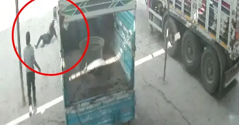 Hava basılan traktör lastiği patladı, 2 işçinin yaralandığı o anlar kamerada