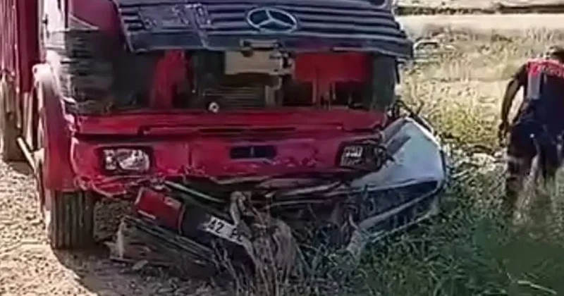 Şanlıurfa da feci kaza! Kamyonun altına giren otomobil hurdaya döndü: 3 ölü