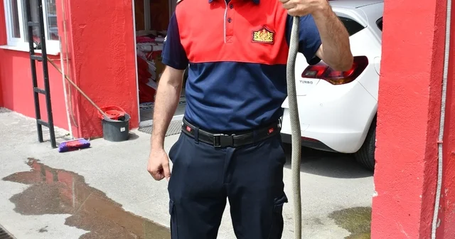 Aile Sağlığı Merkezi ne giren yılanı itfaiye ekibi yakaladı Zonguldak Haberleri