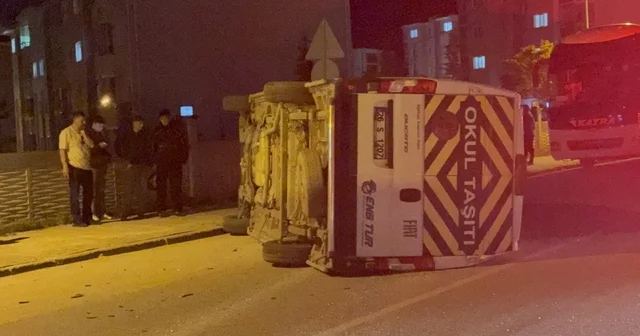 Otomobilin çarptığı işçi servisi yan yattı: 7 yaralı Eskişehir Haberleri