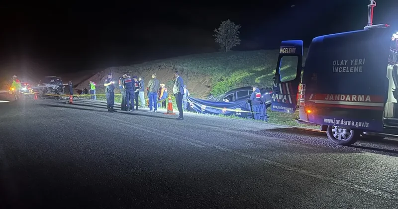 Sivas’ta hafif ticari araç ile otomobil çarpıştı! 3 ölü