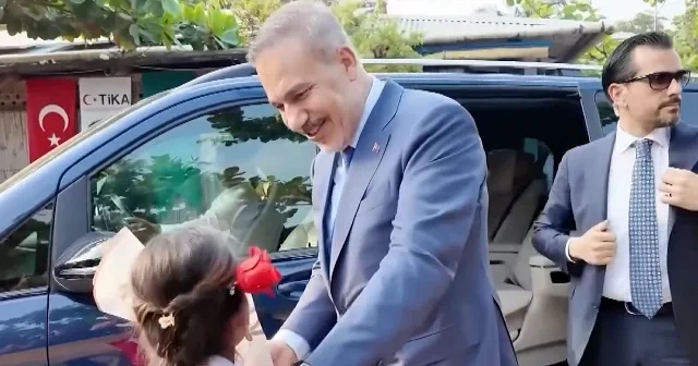 Dışişleri Bakanı Fidan Arakan Mülteci Kampları nı ziyaret etti: Kardeşlerimizi yalnız bırakmamız söz konusu değil VİDEO İZLE