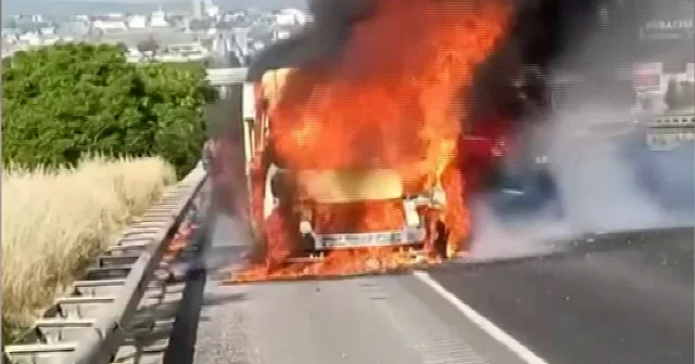 Ankara da servis minibüsünde çıkan yangın paniğe neden oldu VİDEO İZLE