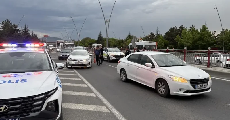 Alt geçit girişinde 4 otomobil çarpıştı: 2 yaralı