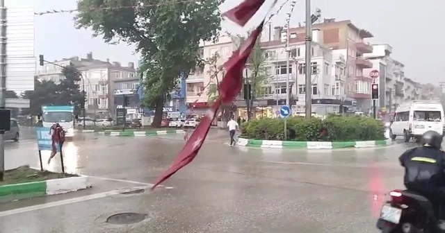 Bursa da sel...Duyarlı vatandaşlar sele rağmen yırtılan Türk Bayrağını yerden kaldırdı Bursa Haberleri