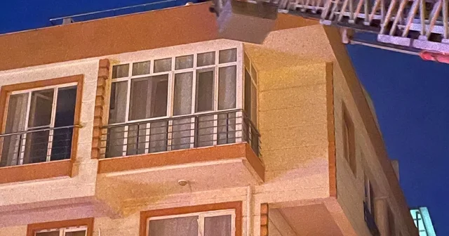 Lapseki de 4 katlı apartmanda yangın: Çatıda mahsur kalan 4 kişi kurtarıldı Dumandan etkilenen 6 kişi hastaneye kaldırıldı Çanakkale Haberleri