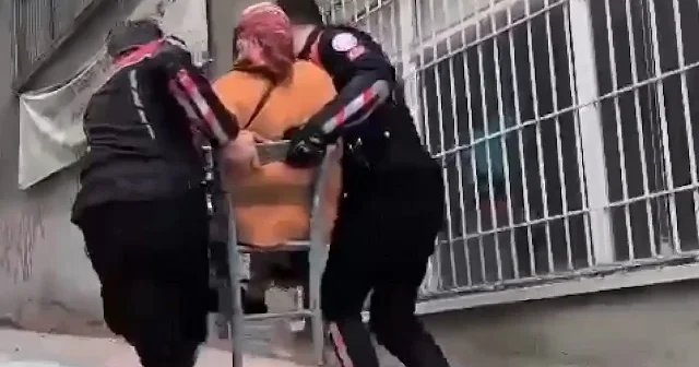 Samsun da merdivenleri çıkmakta zorlanan yaşlı kadını polis ekipleri sandalyeyle taşıdı VİDEO İZLE