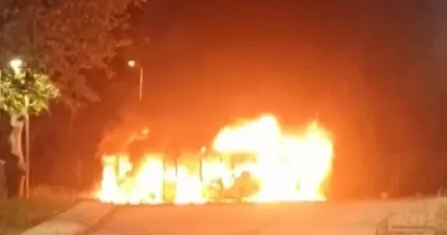 Beykoz’da seyir halindeki İETT otobüsü alevlere teslim oldu: Geriye demir yığını kaldı VİDEO İZLE