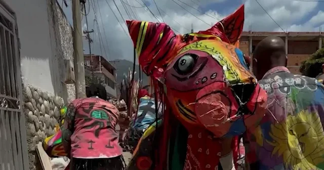 Venezuela’da asırlık maskeli festival renkli görüntülere sahne oldu VİDEO İZLE