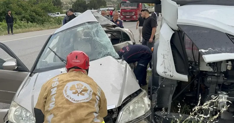 Manisa da otomobil ile tırın çarpıştığı kazada 1 kişi ağır yaralandı