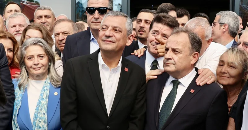 Özel e Trabzon da görkemli karşılama: Sizler tarihin doğru tarafındasınız