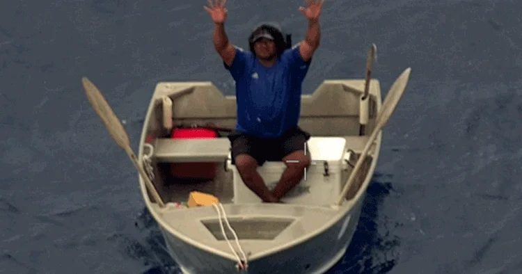 Okyanusta 8 gün ölüm kalım savaşı: Küçük teknesinde hayatta kaldı