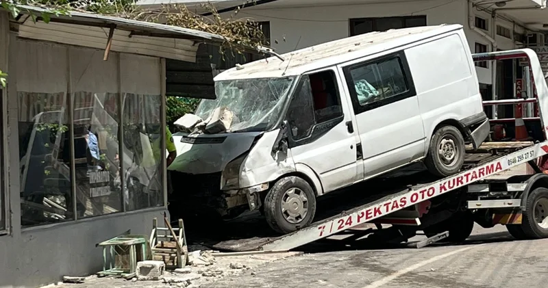 Feci ölüm! Kıraathanede otururken minibüs çarptı! Son dakika haberleri