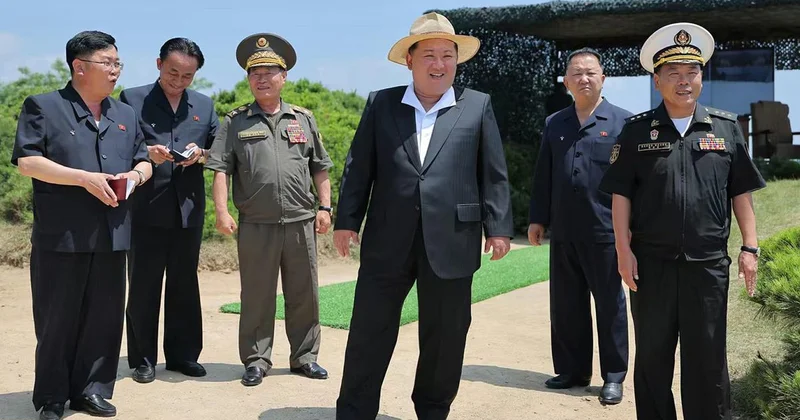 Kim, Kang Kon destroyerinde füze testlerini izledi