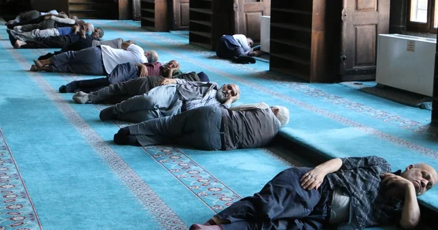 Diyarbakır da turistler sıcak havadan korunmak için camilere sığındı Diyarbakır Haberleri Habertürk Yerel Haberler