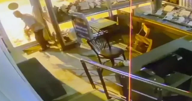 Yürümekte zorlanan şüpheli, kapının camını kırdığı iş yerindeki imitasyon takıları çaldı Adana Haberleri Habertürk Yerel Haberler