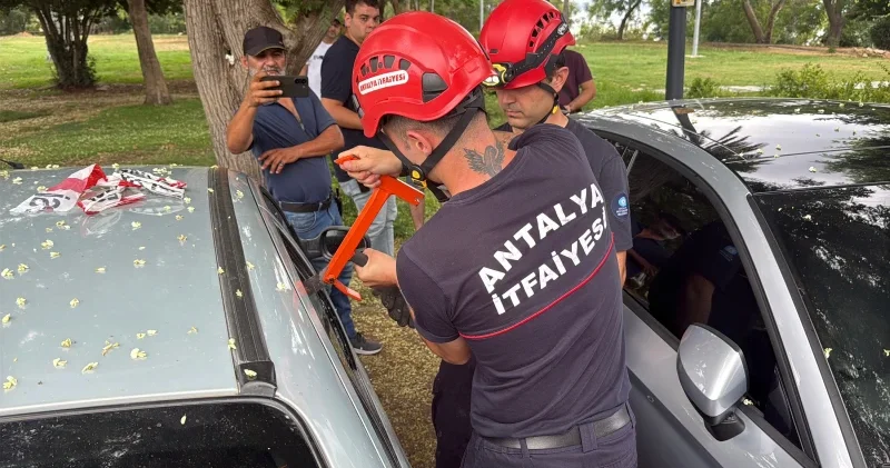 Bir yaşındaki Firuz otomobilde mahsur kaldı: İtfaiye seferber oldu Antalya Haberleri
