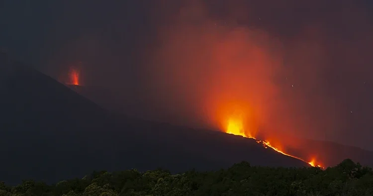 Etna Yanardağı hareketlendi: Uçuşlar durduruldu! Gökyüzü kül bulutuyla kaplandı