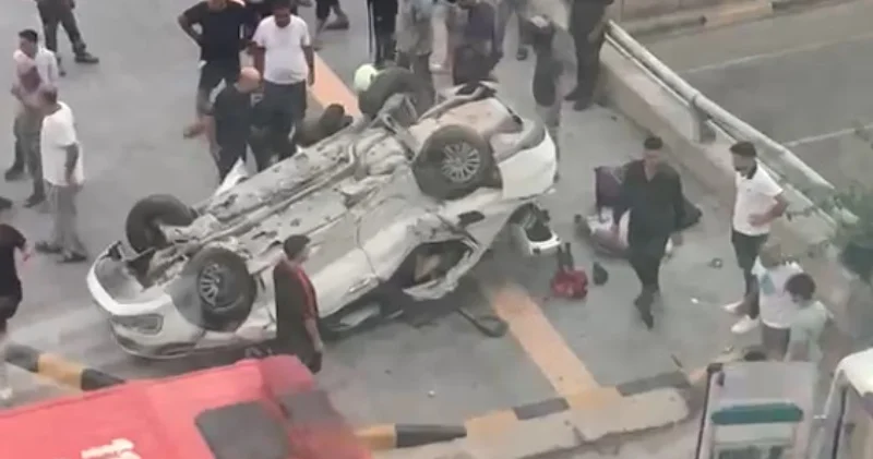 Otomobil, bariyerlere çarpıp devrildi: 2 ölü, 3 yaralı! Son dakika haberleri