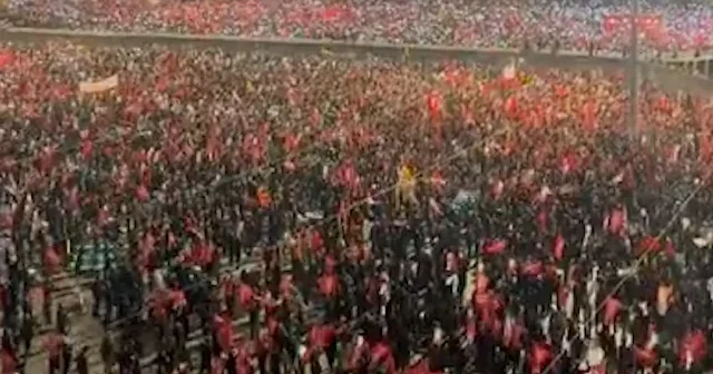 Yüz binlerce İranlı ABD nin öldürdüğü Hamaney için Humeyni Musalla Camisi ne akın etti VİDEO İZLE